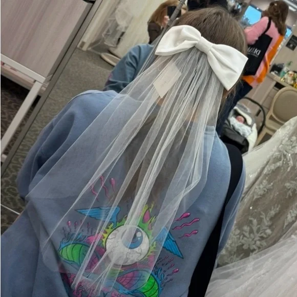 Elegant White Bow Veil - Picture 2 of 2